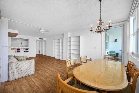 Condo in Hollywood, Florida, 1 bedroom  № 1970977 - photo 1