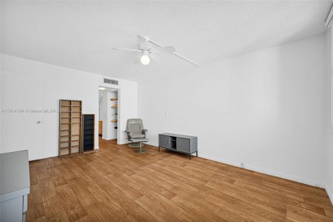 Condo in Hollywood, Florida, 1 bedroom  № 1970977 - photo 1