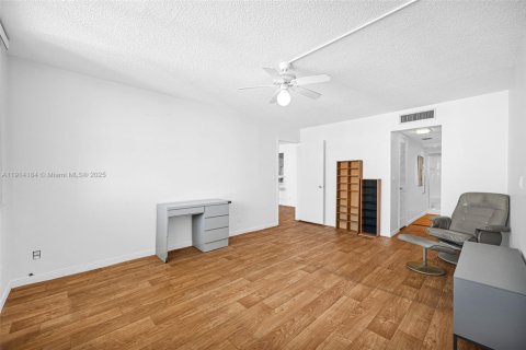 Condo in Hollywood, Florida, 1 bedroom  № 1970977 - photo 2