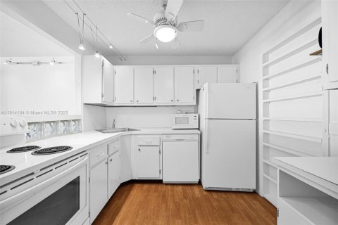 Condo in Hollywood, Florida, 1 bedroom  № 1970977 - photo 20