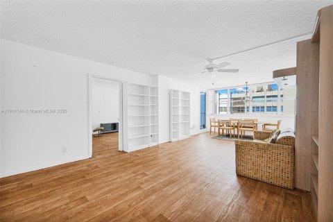 Condo in Hollywood, Florida, 1 bedroom  № 1970977 - photo 12