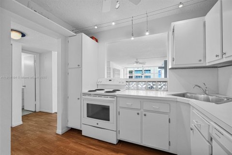 Condo in Hollywood, Florida, 1 bedroom  № 1970977 - photo 22