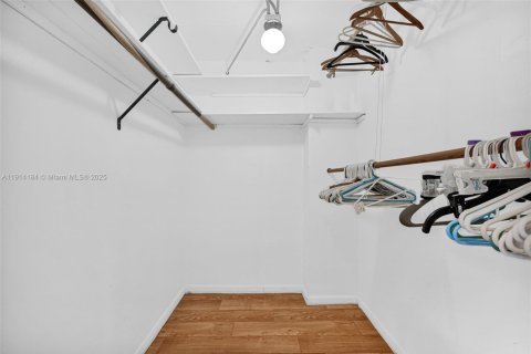 Condo in Hollywood, Florida, 1 bedroom  № 1970977 - photo 5