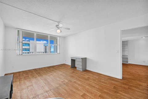 Condo in Hollywood, Florida, 1 bedroom  № 1970977 - photo 30