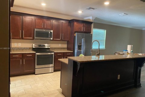House in Port St. Lucie, Florida 4 bedrooms, 174.1 sq.m. № 1931300 - photo 1