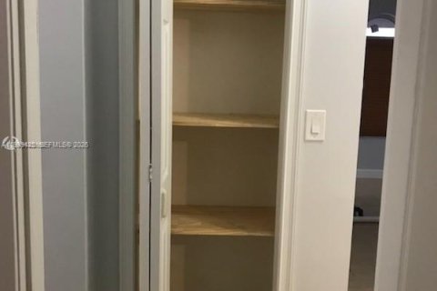 Casa en alquiler en Miami, Florida, 2 dormitorios, 83.61 m2 № 1997422 - foto 8