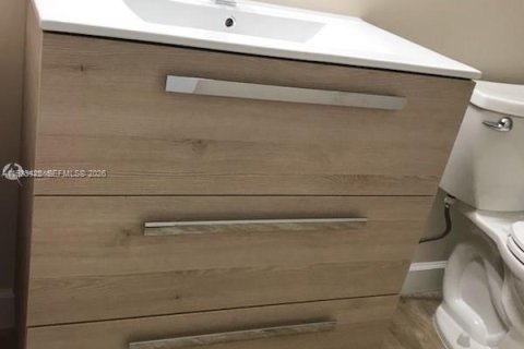 Casa en alquiler en Miami, Florida, 2 dormitorios, 83.61 m2 № 1997422 - foto 3