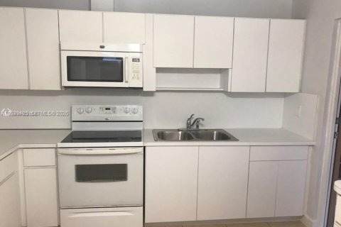 Casa en alquiler en Miami, Florida, 2 dormitorios, 83.61 m2 № 1997422 - foto 5