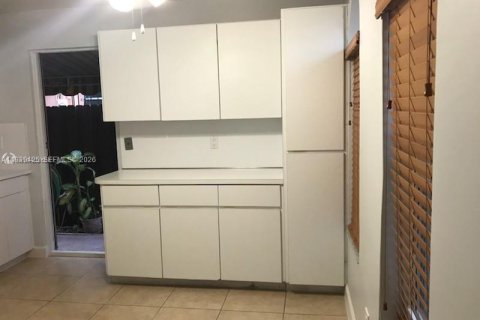 Casa en alquiler en Miami, Florida, 2 dormitorios, 83.61 m2 № 1997422 - foto 4