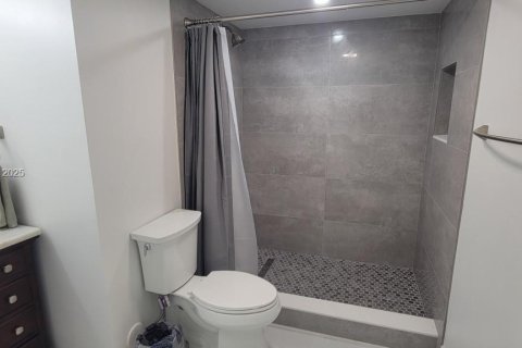 Condo in Deerfield Beach, Florida, 2 bedrooms  № 2021633 - photo 10