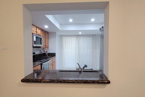 Condo in Deerfield Beach, Florida, 2 bedrooms  № 2021633 - photo 7