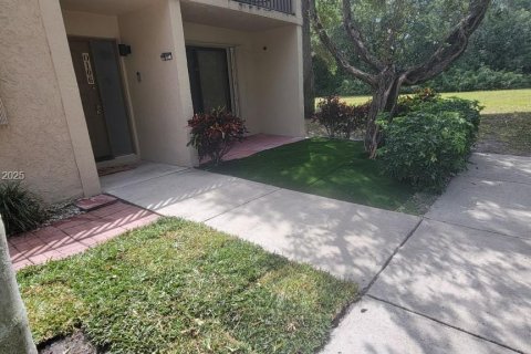 Condo in Deerfield Beach, Florida, 2 bedrooms  № 2021633 - photo 3