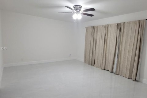 Condo in Deerfield Beach, Florida, 2 bedrooms  № 2021633 - photo 9