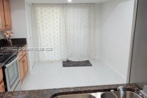 Condo in Deerfield Beach, Florida, 2 bedrooms  № 2021633 - photo 5