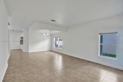 Casa en venta en Pembroke Pines, Florida, 4 dormitorios, 232.26 m2 № 2052436 - foto 2