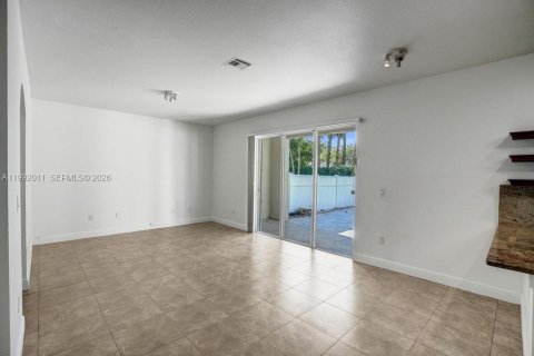 Casa en venta en Pembroke Pines, Florida, 4 dormitorios, 232.26 m2 № 2052436 - foto 7