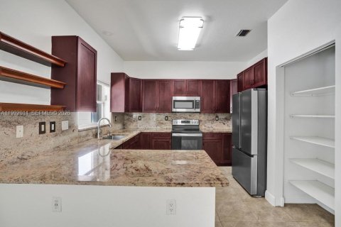 Casa en venta en Pembroke Pines, Florida, 4 dormitorios, 232.26 m2 № 2052436 - foto 11