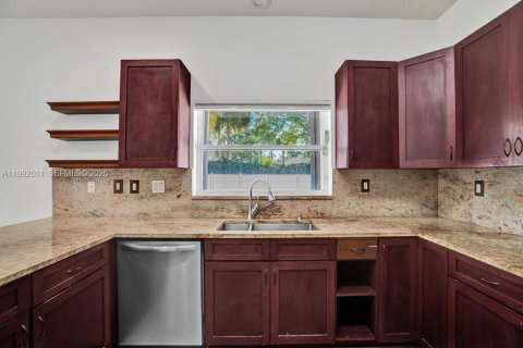 Casa en venta en Pembroke Pines, Florida, 4 dormitorios, 232.26 m2 № 2052436 - foto 16