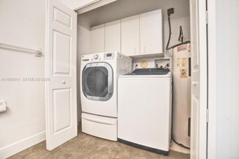 Casa en venta en Pembroke Pines, Florida, 4 dormitorios, 232.26 m2 № 2052436 - foto 18