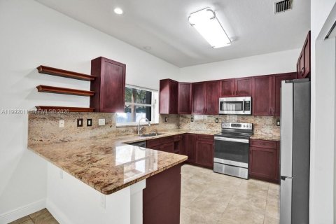 Casa en venta en Pembroke Pines, Florida, 4 dormitorios, 232.26 m2 № 2052436 - foto 13