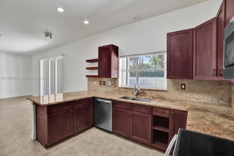 Casa en venta en Pembroke Pines, Florida, 4 dormitorios, 232.26 m2 № 2052436 - foto 15