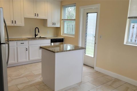 House in Sarasota, Florida 2 bedrooms, 126.81 sq.m. № 1917485 - photo 4