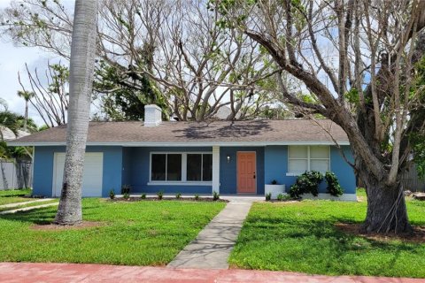 House in Sarasota, Florida 2 bedrooms, 126.81 sq.m. № 1917485 - photo 2