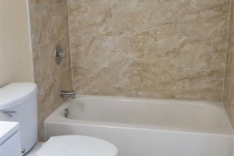 House in Sarasota, Florida 2 bedrooms, 126.81 sq.m. № 1917485 - photo 12
