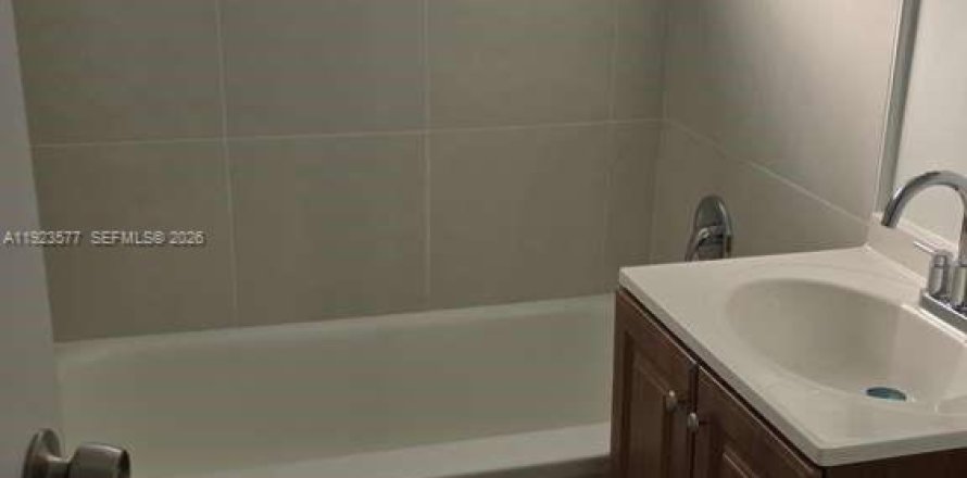 Immobilier commercial à Miami Beach, Floride № 2059992