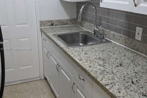 Immobilier commercial à vendre à Miami Beach, Floride № 2059992 - photo 2