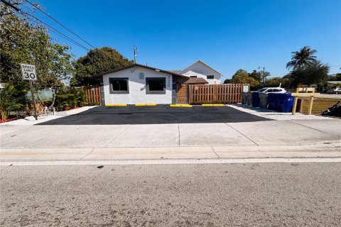 Купить коммерческую недвижимость в Помпано-Бич, Флорида 171.87м2, № 2019650 - фото 2