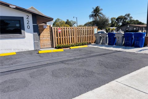 Купить коммерческую недвижимость в Помпано-Бич, Флорида 171.87м2, № 2019650 - фото 3