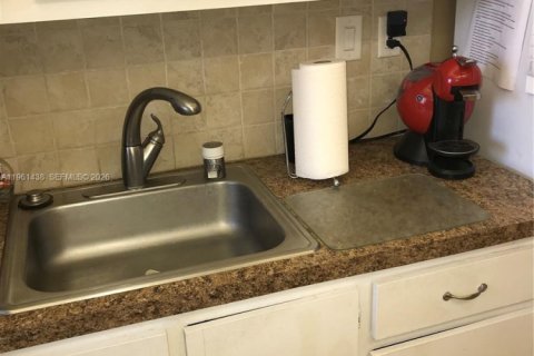 Copropriété à louer à Sunny Isles Beach, Floride: 2 chambres, 87.33 m2 № 2024294 - photo 10