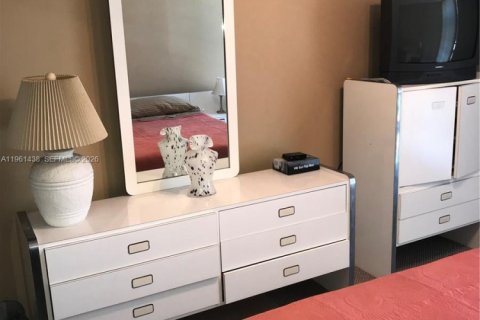 Copropriété à louer à Sunny Isles Beach, Floride: 2 chambres, 87.33 m2 № 2024294 - photo 20