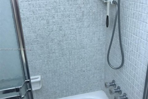 Copropriété à louer à Sunny Isles Beach, Floride: 2 chambres, 87.33 m2 № 2024294 - photo 19