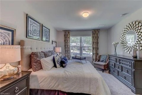 House in Naples, Florida 4 bedrooms № 2082663 - photo 2