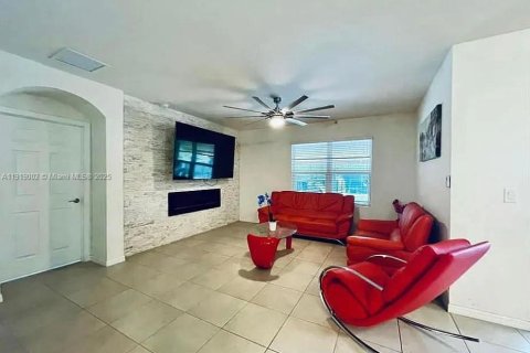 House in Naples, Florida 4 bedrooms № 2082663