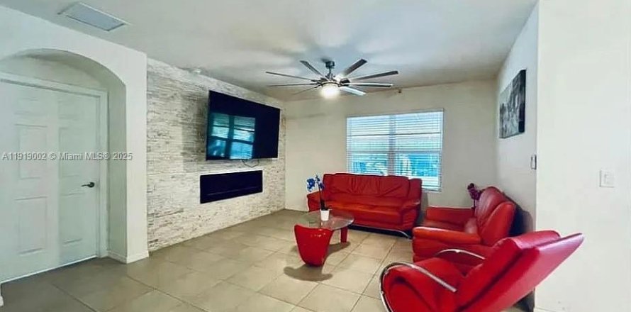 House in Naples, Florida 4 bedrooms № 2082663