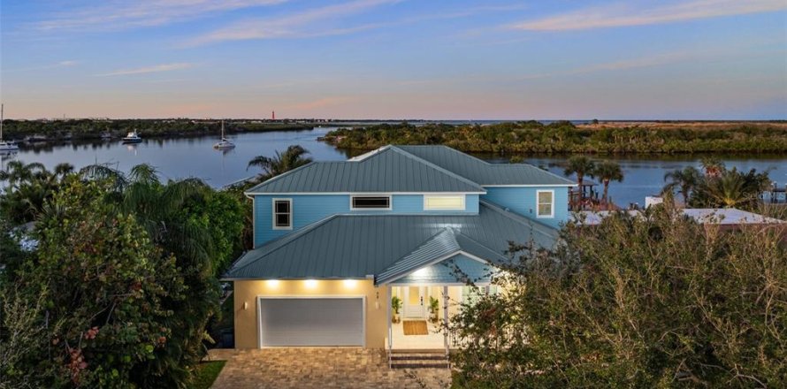 House in New Smyrna Beach, Florida 5 bedrooms, 428.37 sq.m. № 1568588