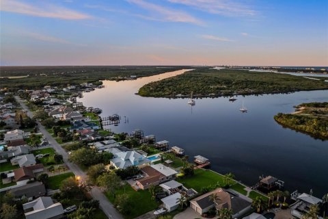 House in New Smyrna Beach, Florida 5 bedrooms, 428.37 sq.m. № 1568588 - photo 6