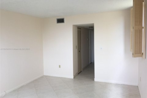 Condo in North Lauderdale, Florida, 1 bedroom  № 1695106 - photo 22