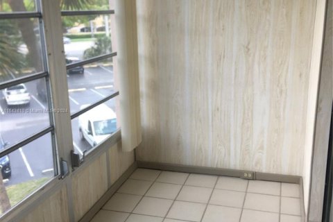 Condo in North Lauderdale, Florida, 1 bedroom  № 1695106 - photo 9