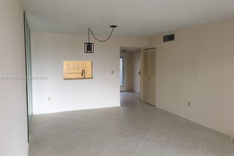 Condo in North Lauderdale, Florida, 1 bedroom  № 1695106 - photo 11
