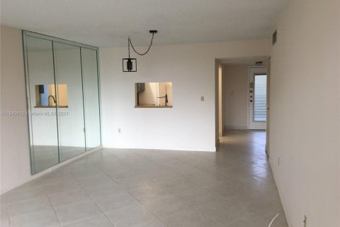 Condo in North Lauderdale, Florida, 1 bedroom  № 1695106 - photo 10