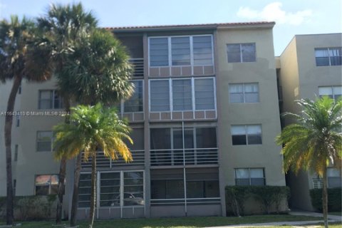 Condo in North Lauderdale, Florida, 1 bedroom  № 1695106 - photo 1