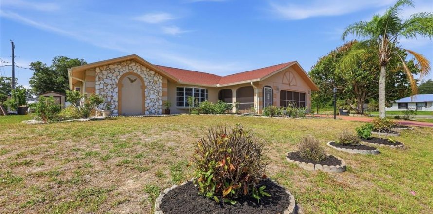 House in Port Charlotte, Florida 4 bedrooms, 212.1 sq.m. № 2093076