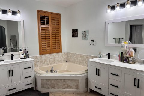 House in Miramar, Florida 5 bedrooms, 281.12 sq.m. № 2064356 - photo 13