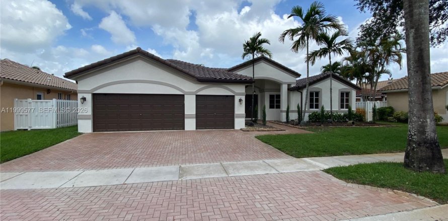 House in Miramar, Florida 5 bedrooms, 281.12 sq.m. № 2064356
