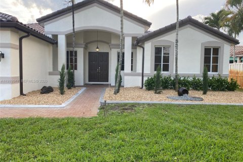 House in Miramar, Florida 5 bedrooms, 281.12 sq.m. № 2064356 - photo 2