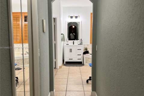 House in Miramar, Florida 5 bedrooms, 281.12 sq.m. № 2064356 - photo 11